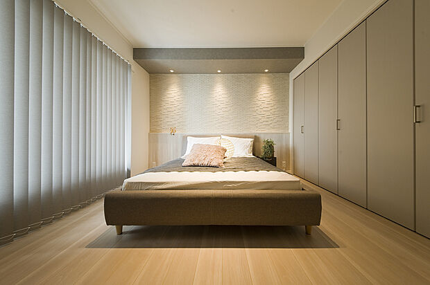 【コモ・リヴィエ中桜塚　25号地モデルハウス】
ベッドスペースと書斎スペースの2つの空間を程良くゾーニングした主寝室。