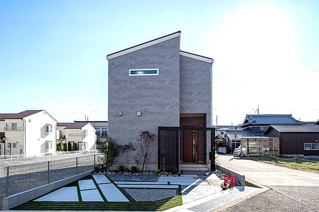 1号地モデルハウス　昼の外観