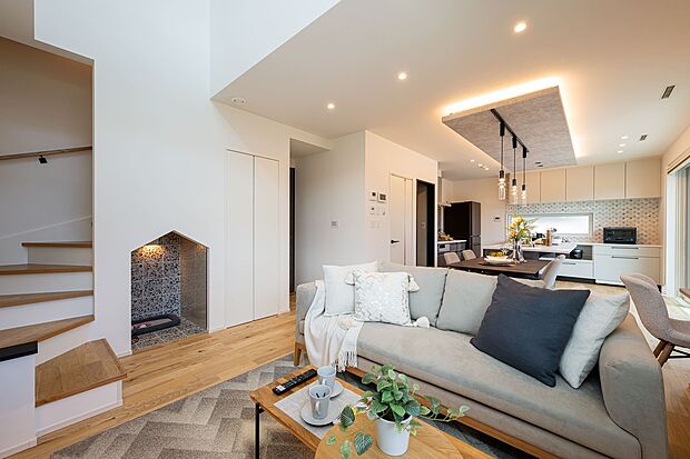 吹き抜けのある明るいリビング