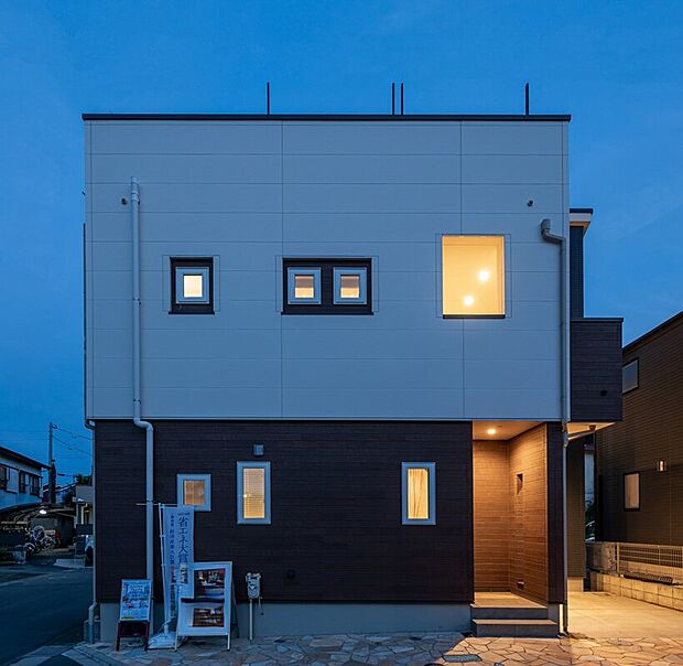 夜、お家の明かりが灯り柔らかい雰囲気の外観