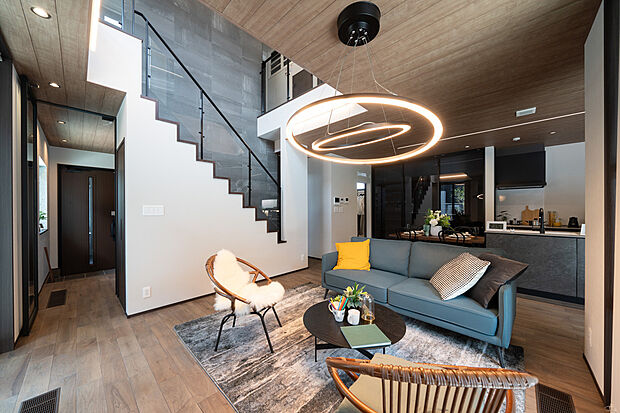 【リビング】23帖の広々としたLDK。キッチン横にはダイニングテーブルがあり後片付けも楽々!!