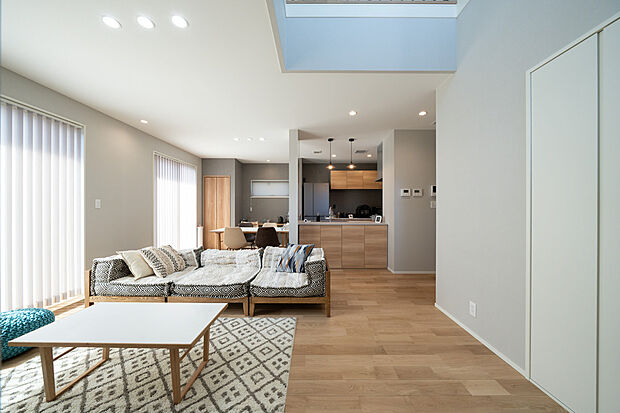 【リビング】約18.9帖の陽当たりの良いLDK