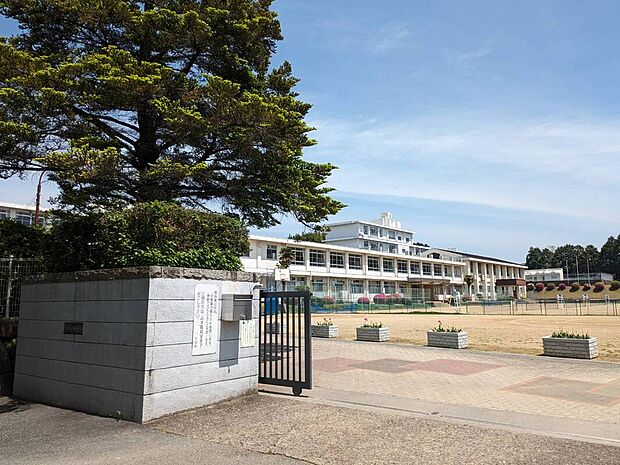 琴陵中学校(約1,300m)