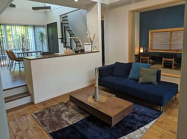 【リビング】吹き抜けで広々としたリビング