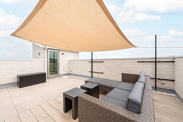 【スカイバルコニー】スカイバルコニーは、空を感じることのできる開放的な空間。周囲の視線を気にせず、風を感じながらリラックスできます。天気の良い日には、空と大地が一体となる美しい景色を楽しみ、夜には星空や市街地の夜景を一望できます。