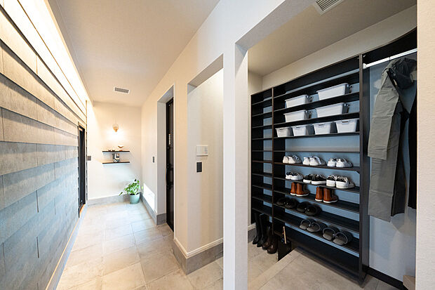 【エントランス＆シューズクローク】シューズクロークは玄関に設けられた便利な収納スペースで、靴はもちろん、コートや帽子、傘、バッグなども整理して収納できます。来客時にも見た目がすっきりとし、玄関が常に清潔に保たれます。