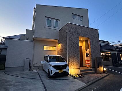 夜外観（正面＆側面）