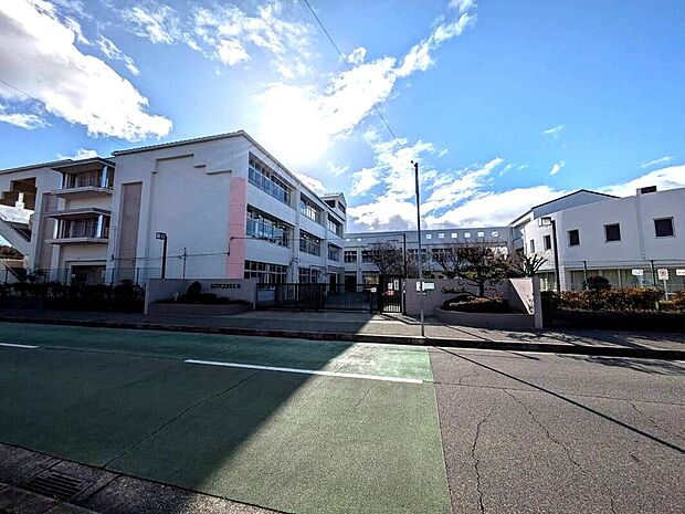 西山小学校(約650m・徒歩9分)