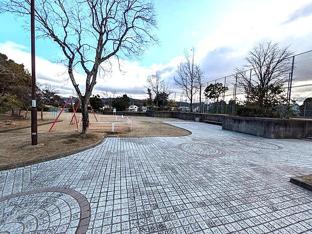 籠谷公園(約230m・徒歩3分)