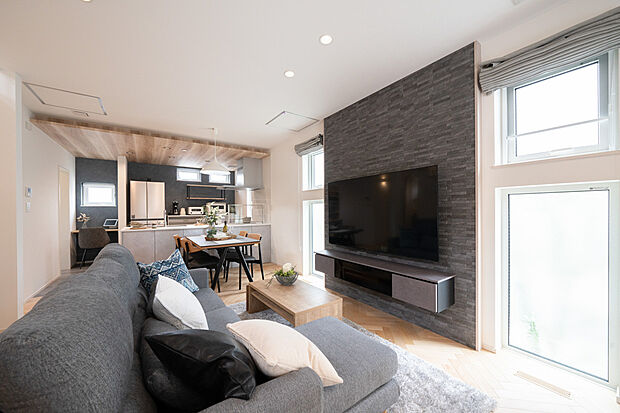 【【リビング】】キッチンダイニングとつながったリビングは
食事後そのままリビングで家族団らんも◎
南側の窓からたっぷりの日差しが入り込み明るい空間に。