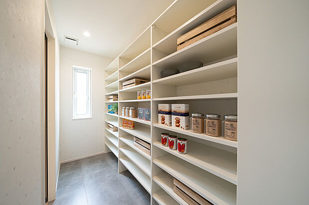 【【パントリー】】キッチンから繋がるパントリーはストックに最適◎棚の高さを変えられる可動棚のため収納したいものに合わせられるのも便利◎