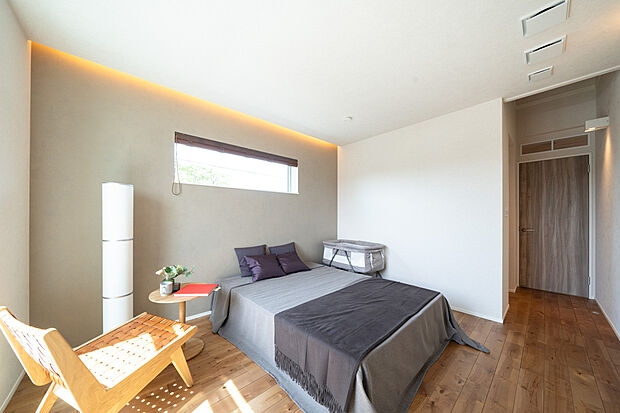 【主寝室】ゆったりくつろげる広さの寝室。落ち着いた雰囲気で一日の疲れを癒します。