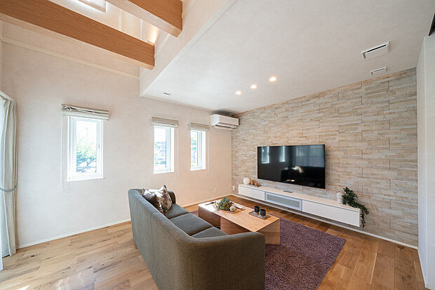 【リビング】家族みんなが集まる、開放感のあるくつろぎ空間。光もたっぷり入る明るいリビングです。