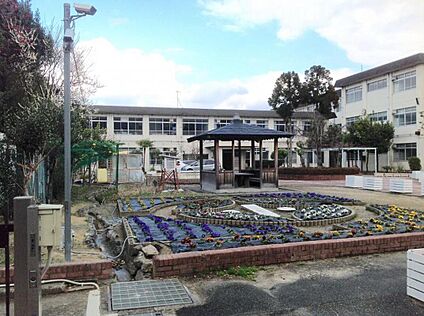 境谷小学校 750ｍ(徒歩10分)