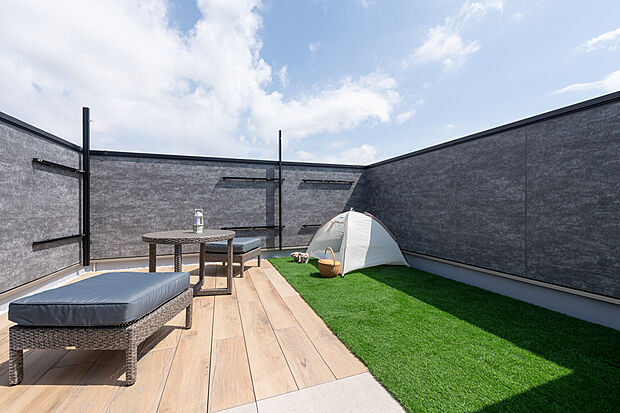 【【屋上庭園】】春夏は柔らかい風の温もりを感じることができて、秋冬になれば爽やかな空気を肌からとりいれることができます。屋上は風通しがよいので、普通の庭と違い四季折々の新鮮な気候を細かく気づくことができるでしょう。