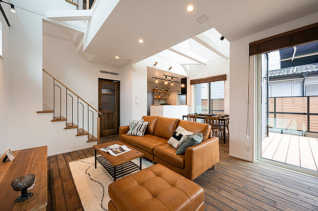 【広々LDK】・19.2帖の広々LDK　大きな吹抜けが2ヶ所ありますので、とても明るいです。