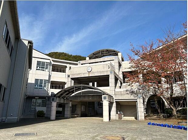 けやき坂小学校（約900m）