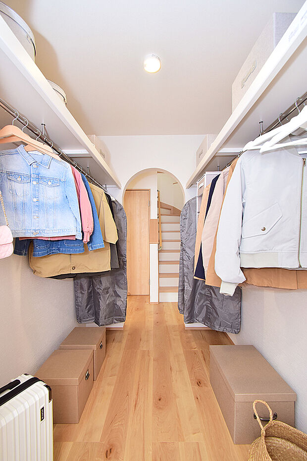 枕棚とパイプを設置！通り抜けのできる便利なファミリークローゼット（2号地 モデルハウス）