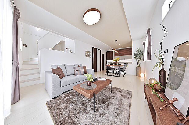 【2号地モデルハウス・ＬＤＫ】明るく広がりあるＬＤＫ！段付天井が一体感のある空間を演出します。