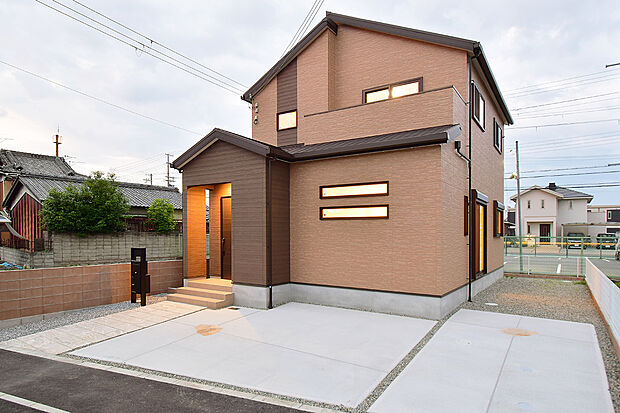 景観にとけ込む、上質感のある外観デザインです。（1号地 モデルハウス）