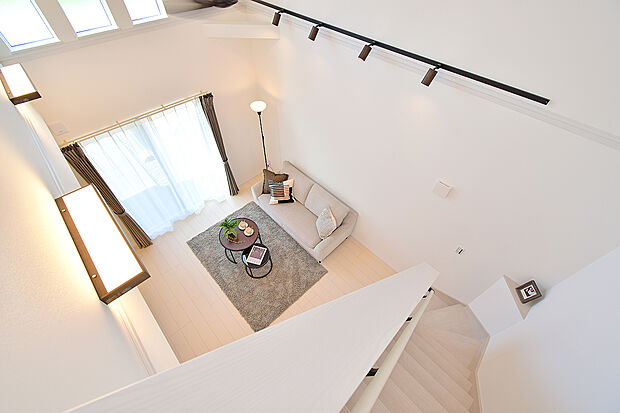 ■6帖吹抜リビング(3号地モデルハウス)■
自然光が広がる、明るく開放感のある空間です。