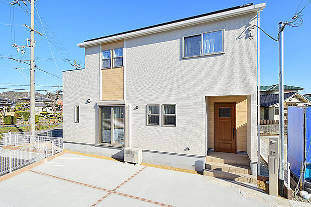 落ち着きある街並みに調和する外観です。（6号地 モデルハウス）