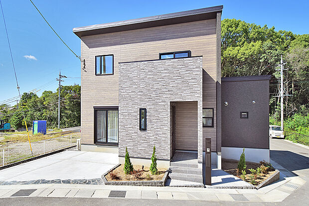 街並みに調和するスタイリッシュな外観デザイン！心地いい光と風がそそぎこむ、角区画の住まいです。（1号地 モデルハウス）
