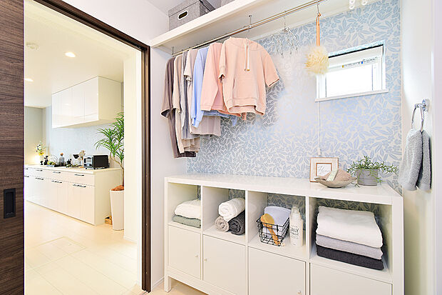 枕棚とパイプを設置した洗面室。キッチン横で家事動線もスムーズです。(3号地 モデルハウス)