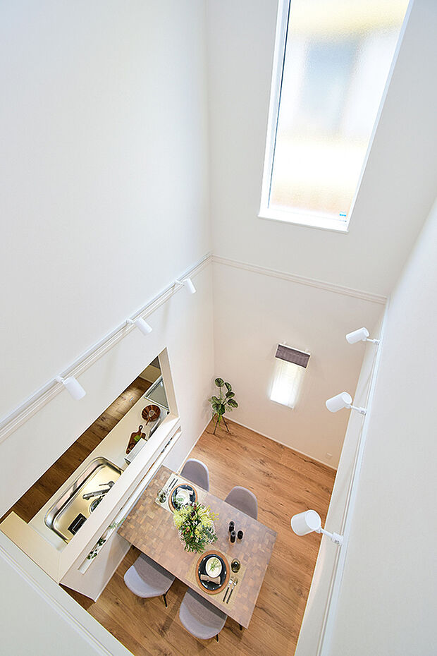 【1号地モデルハウス/吹抜】南に窓のある明るい吹抜!夜は間接照明が広がりある空間を演出します。