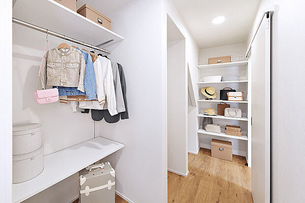 【1号地モデルハウス/ファミリークローゼット】棚やパイプを設置した、大容量の収納スペースです。