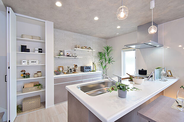 【1号地 モデルハウス・キッチン】明るく爽やかなキッチン！豊富な収納もポイントです。