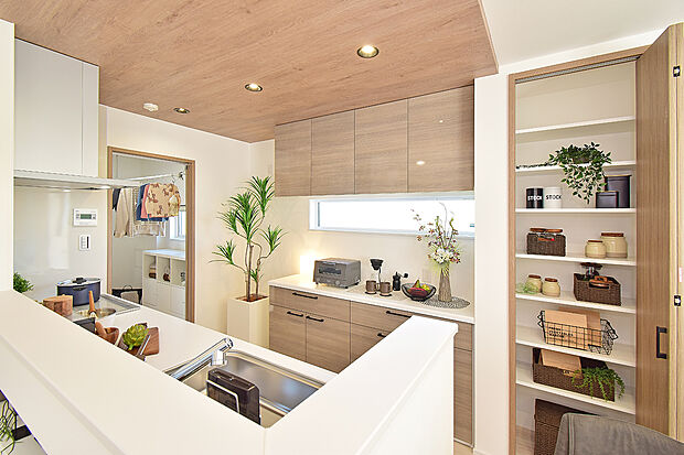 【3号地モデルハウス・キッチン】パントリーやキャビネット等、収納充実！脱衣室がすぐ隣にあるので、洗濯等の家事動線もスムーズです。