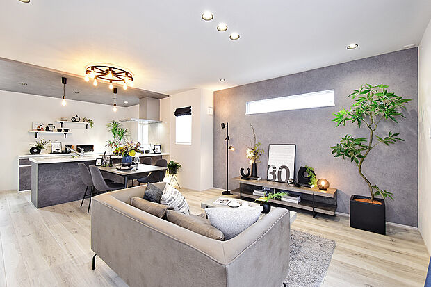 【6号地モデルハウス・リビング】開放感のある17.5帖LDKのモダンな住まいです。