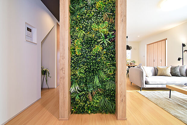 【5号地モデルハウス／リビング】玄関から入ると、華やかなグリーンウォールが出迎えてくれます。