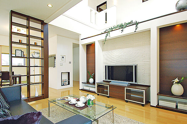 【当社施工事例】陽光広がる、明るく広がりあるリビング。ダークカラーをポイントに用いることで、上質感のある空間になります。