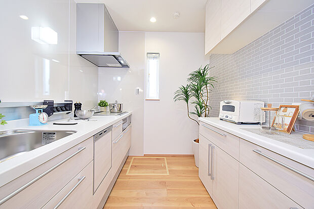 【先進で多機能！明るく爽やかなキッチンです。】（2号地 モデルハウス）