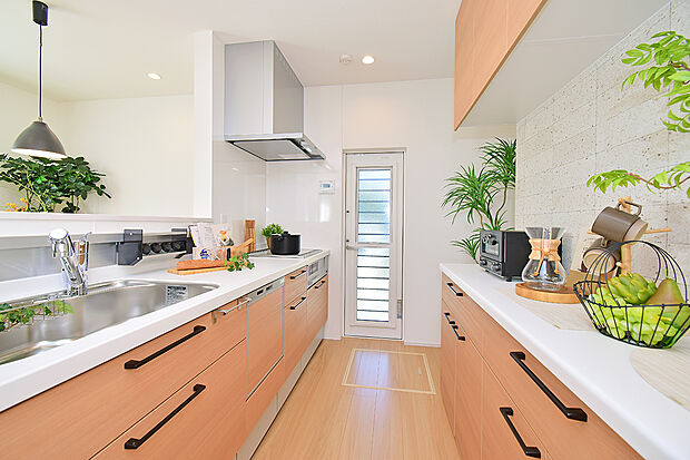 【収納スペースも充実の多機能キッチン】(4号地モデルハウス)