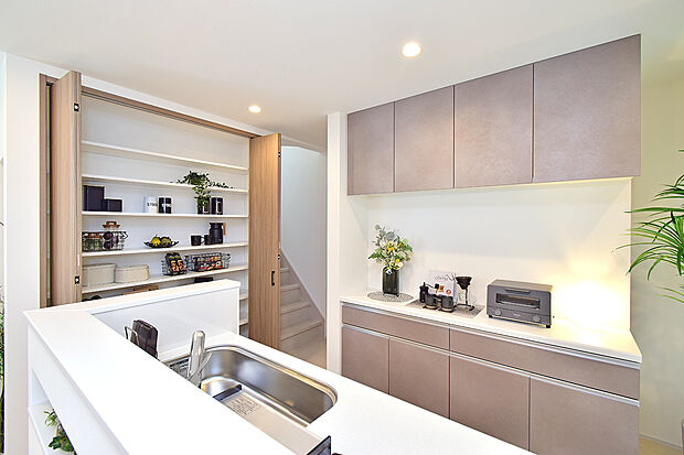 【収納充実のキッチンまわり！】（2号地 モデルハウス）