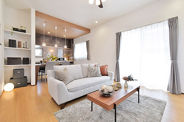 【南向きの窓から陽光がそそぎこむリビング】（1号地 モデルハウス）