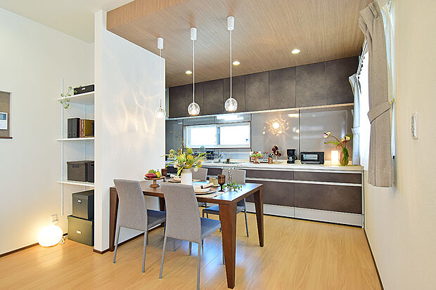 【ダイニングは、段付天井や照明でおしゃれな雰囲気に♪】（1号地 モデルハウス）