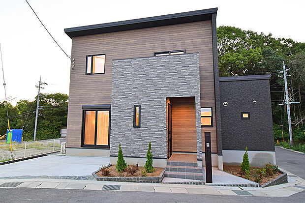 【街並みに調和するスタイリッシュな外観デザインです。】（1号地 モデルハウス）