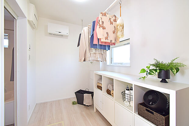 【室内物干しを設置した脱衣室】（3号地モデルハウス）