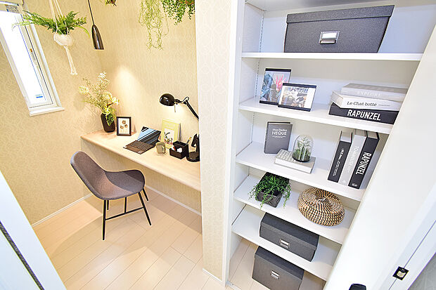 【カウンター&収納を設置した、キッチン横のママピット】(1号地モデルハウス)