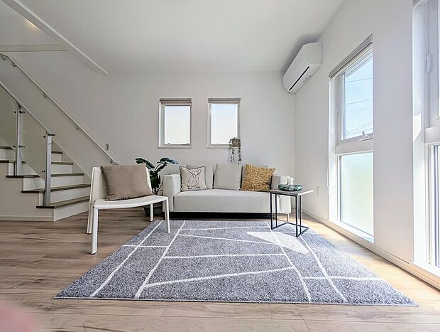 【1号地リビング】吹き抜けがあることで、圧迫感を感じにくく、部屋が広く感じられます。自然光を多く取り入れることができるため、昼間は照明をつけなくても明るく、温かみのある空間になります。