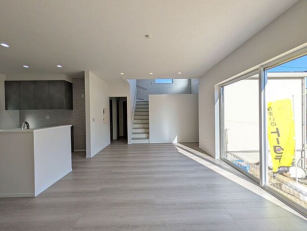 【リビング】【6号地】明るく開放感あふれるリビング。大きな窓からの自然光が明るく心地よい空間を作り出します。シンプルな内装は家具やインテリアとの相性も良く、家族団らんや友人との集まりに最適な場所です。