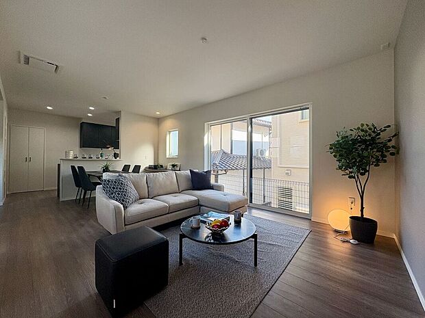 【リビング】明るく開放感あふれるリビング。大きな窓からの自然光が明るく心地よい空間を作り出します。シンプルな内装は家具やインテリアとの相性も良く、家族団らんや友人との集まりに最適な場所です。