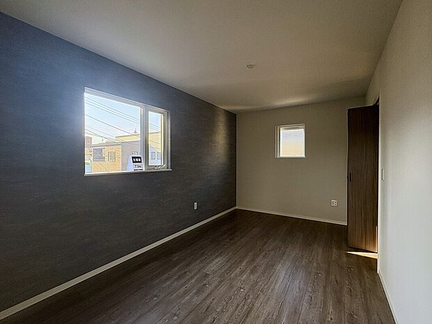 【主寝室】自然光が優しく差し込む主寝室。シンプルで温かみのあるデザインが、心地よいリラックス空間を作り出しています。ウォークインクローゼットはシステム収納付、衣服や小物をすっきりと収納することができます。