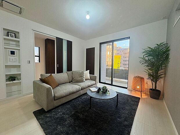 【リビング】広いリビングは空間に余裕があり、開放的な雰囲気を生み出します。心地よい自然光が入りやすく、明るい印象に。リビングに収納を設けることで、スッキリとした印象を保つことができます。