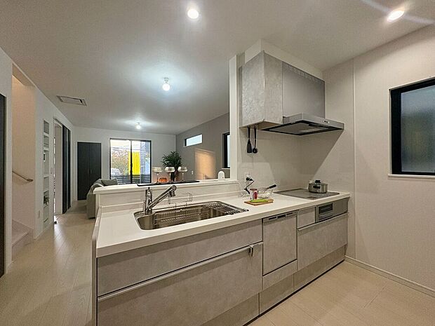 【キッチン】家族とのつながりを大切にした対面式キッチンは、料理をしながら会話を楽しめる家族の温かさを感じる空間です。豊富な収納と使いやすい設備が整い、使いやすさとデザイン性を兼ね備えています。