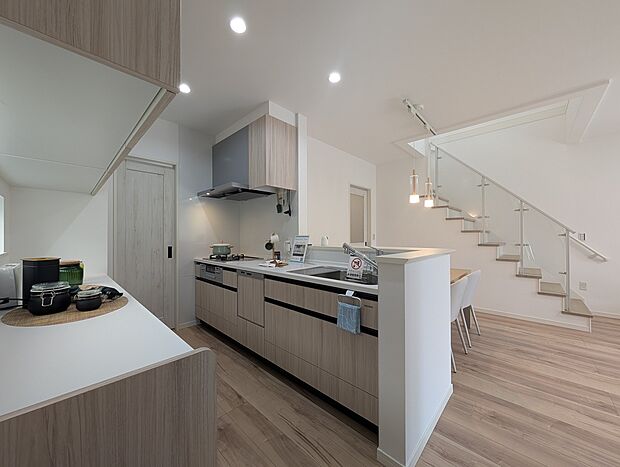 【キッチン】家族とのつながりを大切にした対面式キッチンは、料理をしながら会話を楽しめる家族の温かさを感じる空間です。豊富な収納と使いやすい設備が整い、使いやすさとデザイン性を兼ね備えています。